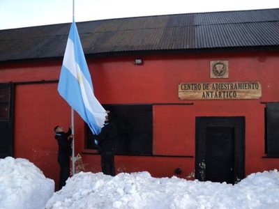 Un incendio consumió por completo un refugio militar en Caviahue
