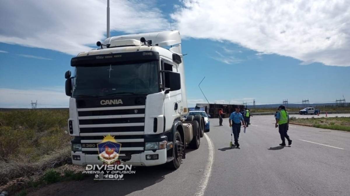 Camión de Brasil volcó a la altura de Capex. Fuente: (Facebook)