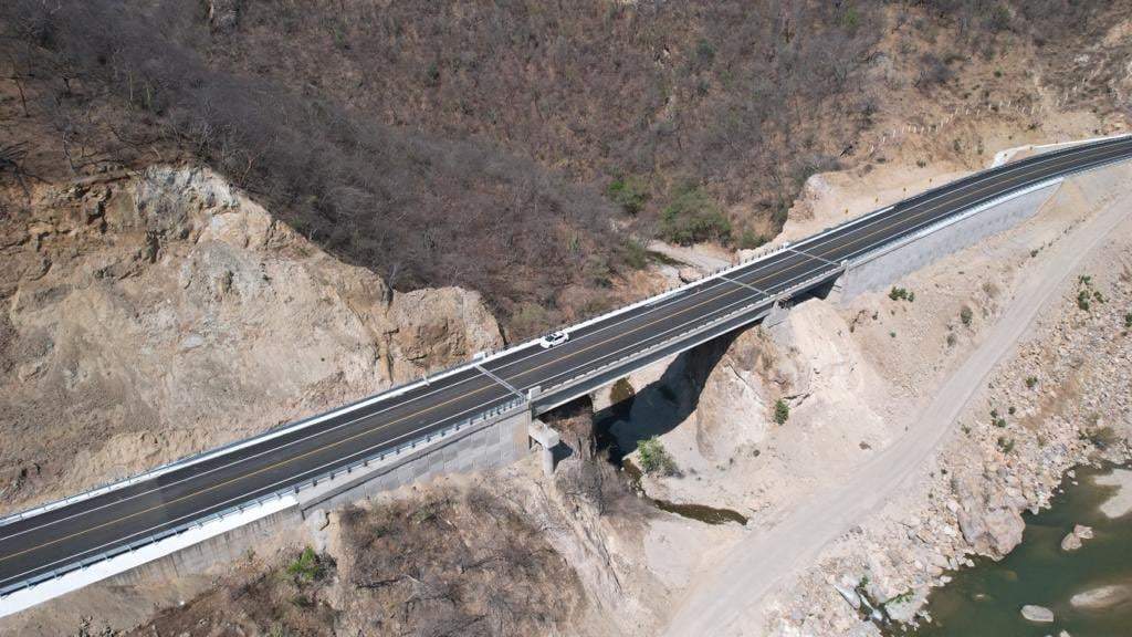 Uno de los dos puentes del tramo concluido Mitla-Entronque Tehuantepec II, en Oaxaca