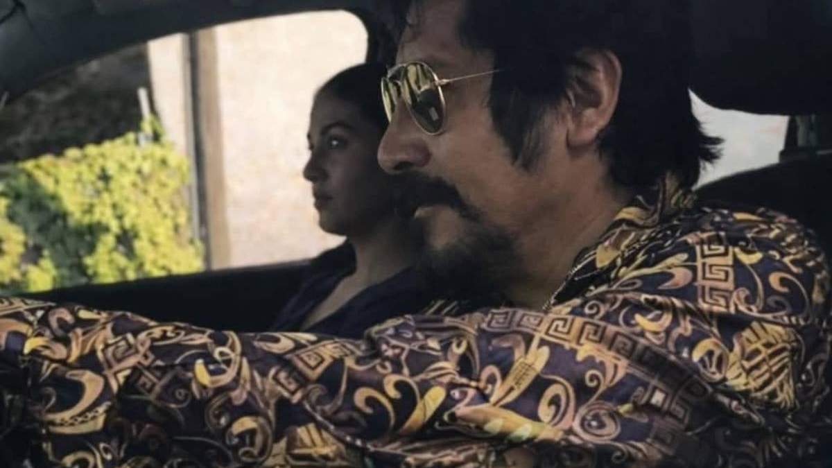 El secretario de Seguridad de Atlatlahucan vestido de civil y acompañado de una mujer, a bordo de una patrulla