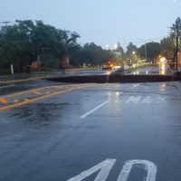 Enorme socavón de más de 10 metros se abre en avenida López Mateos de Zapopan