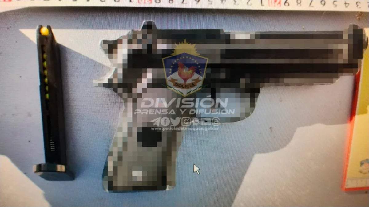 El arma de fuego secuestrada en el vehículo. Fuente: (Policía de Neuquén)