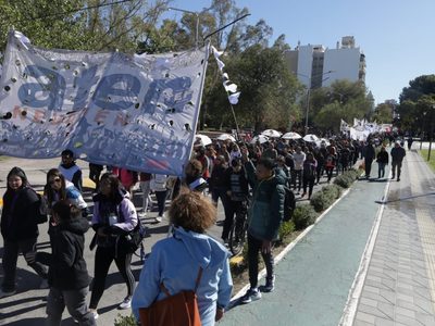 Masiva marcha de docentes y gremios de Neuquén por el asesinato de Carlos Fuentealba y contra la represión