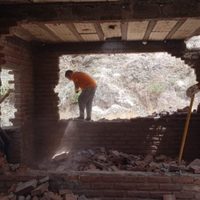 Vecinos de Centenario demolieron un edificio para construir una cancha y denunciaron abandono