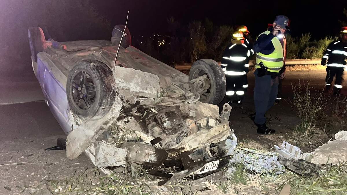 Un auto volcó sobre la ruta 40. Fuente: (Facebook)