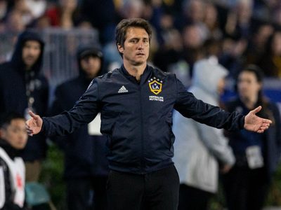 Pese al gol de Pavón, el equipo de Guillermo sufrió una goleada en el clásico y depende del milagro