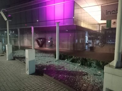 Sede del INAI es vandalizada por encapuchados