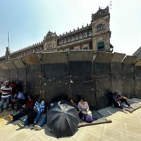 Amurallan Palacio Nacional por movilización de los 43 normalistas de Ayotzinapa