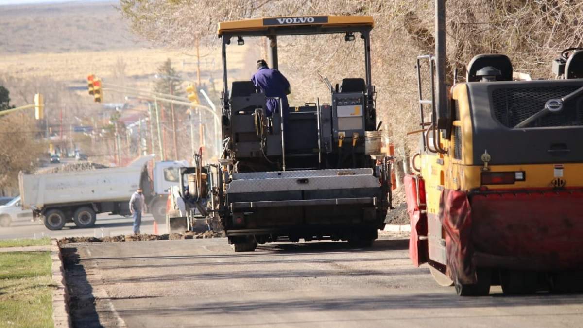 Trabajos de bacheo se realizan sobre el pavimento. Fuente: (Twitter).