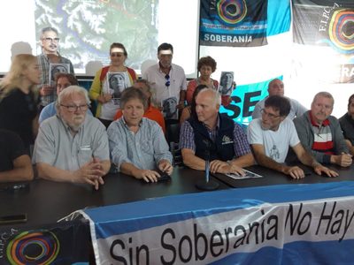 Incidentes y heridos en una marcha contra el magnate Joe Lewis en Lago Escondido