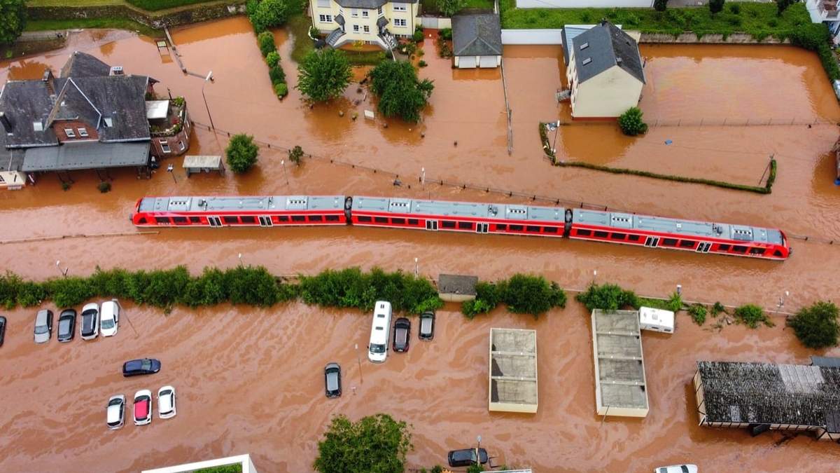Un tren regional se quedó en medio de la inundación en la estación local en Kordel, Alemania