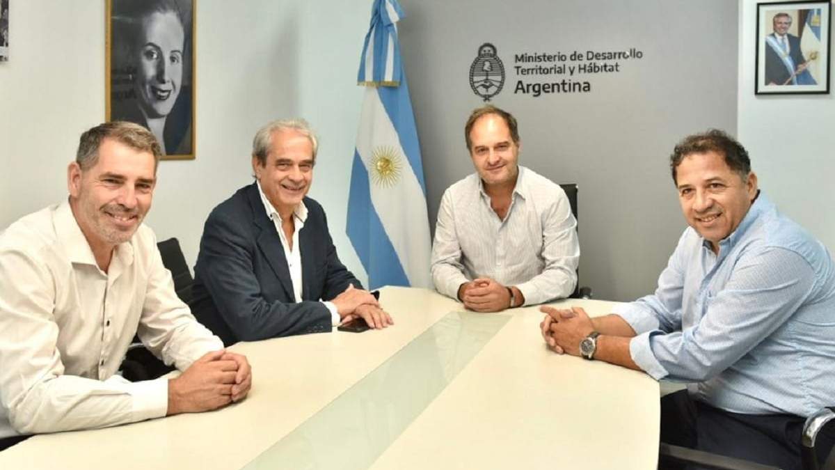 Daniel Figueroa junto a funcionarios del Ministerio de Desarrollo Territorial y Hábitat. Fuente: (Prensa Frente de Todos)