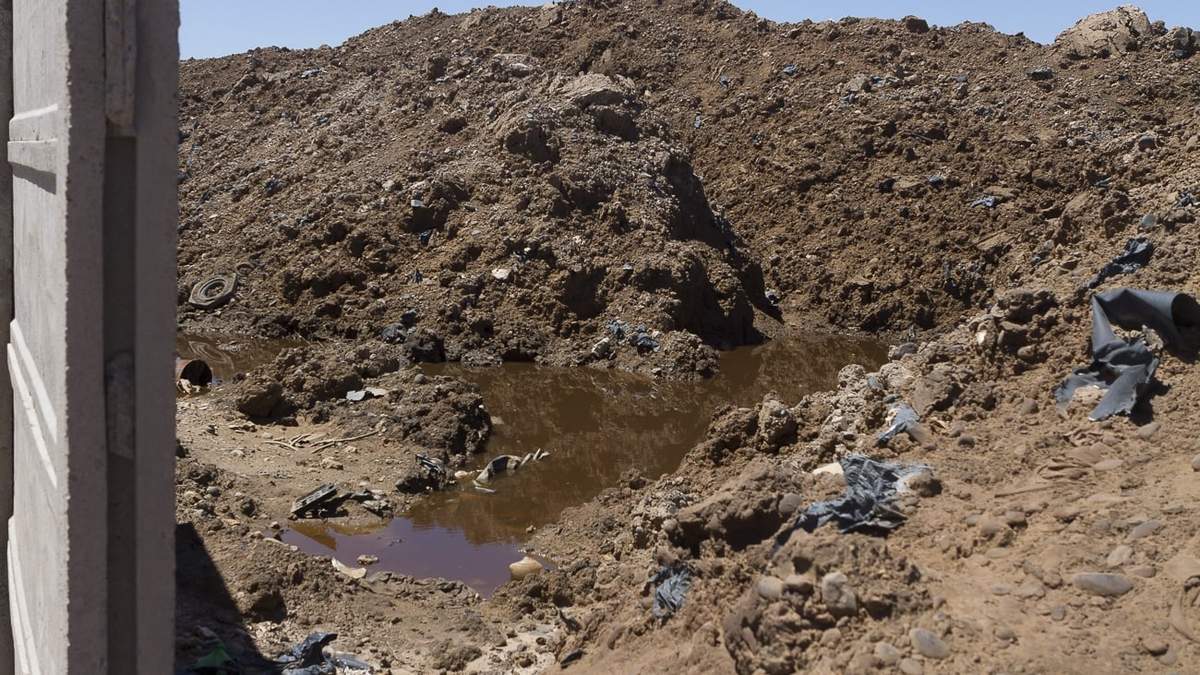 Comenzaron a remover la tierra contaminada en el predio de Comarsa. Fuente: (Emiliano Ortiz)