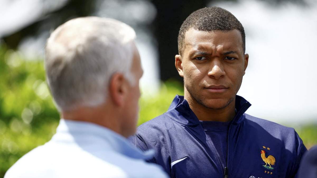 El delantero francés Kylian Mbappé escucha al técnico Didier Deschamps