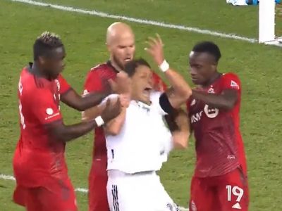 Chicharito y su “drama” contra el Toronto en la MLS (Video)