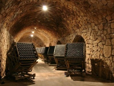 Bodegas francesas venden parte de la producción para hacer sanitizantes
