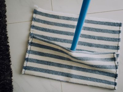 No compres unos nuevos: el truco para dejar los trapos de piso de tu casa como si recién los estrenaras