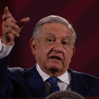 AMLO critica que “no se quiere incluir el habla del pueblo” en los libros de texto