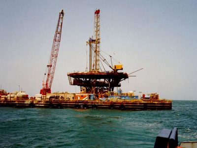 Cae el barril de petróleo y aguardan anuncios