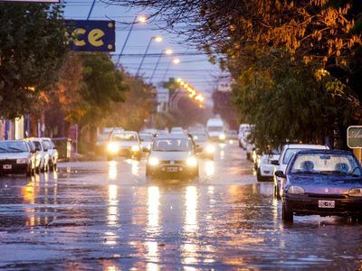 Por las lluvias: un auto se hundió en un pozo y el dueño huyó
