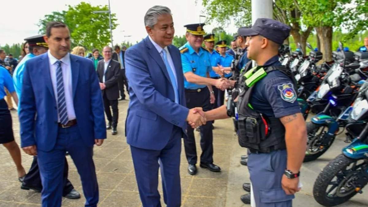 Figueroa y Nicolini saludan a los agentes. Fuente: (Neuquén Informa)
