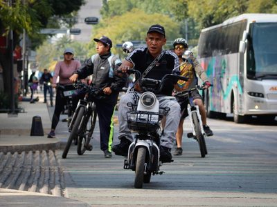 Motos eléctricas en la CDMX deberán tener placa, tarjeta de circulación y usuarios portar casco