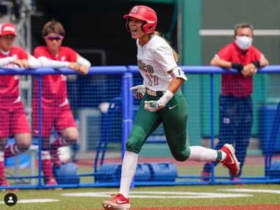 Anissa Urtez reconoce haber tirado su uniforme de la selección de softbol