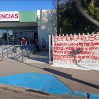 Con manta, piden a capo que surta medicamentos en Hospital General de Mexicali