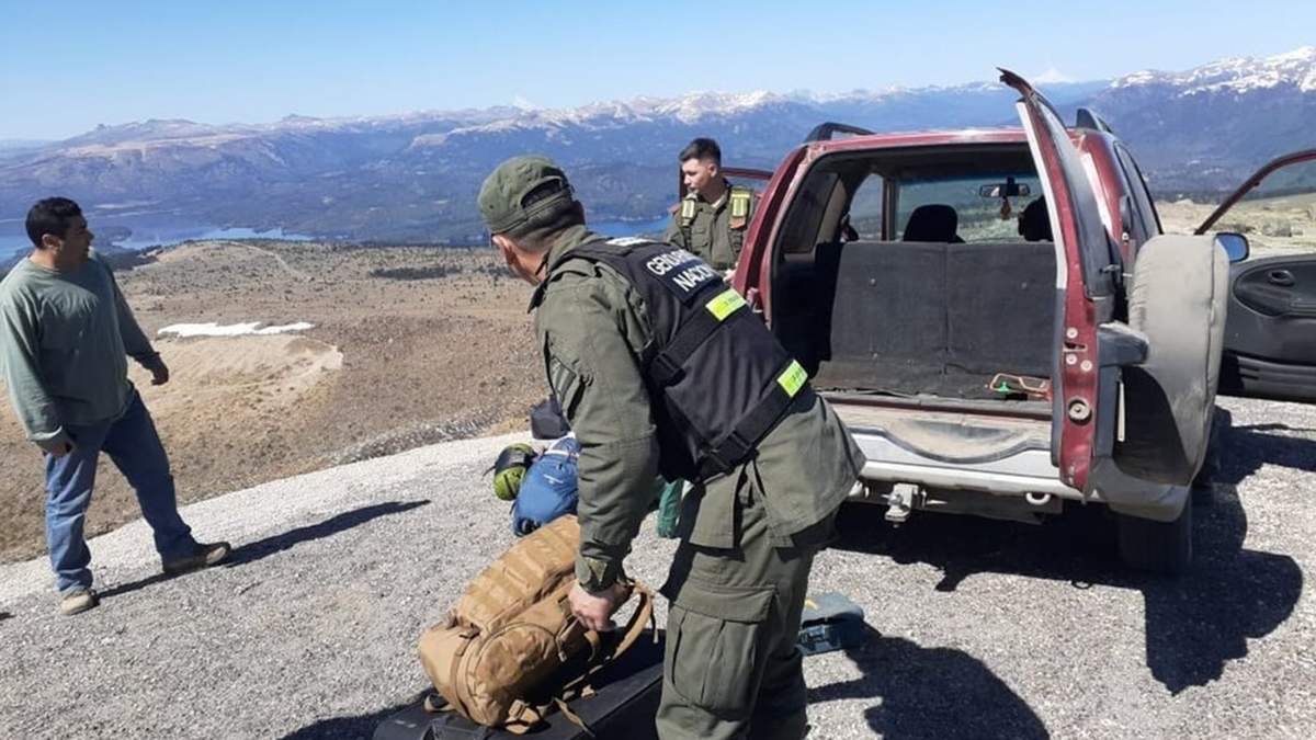 Tres hombres fueron detenidos ayer tras intentar cruzar a Neuquén con municiones. Fuente: (Twitter)