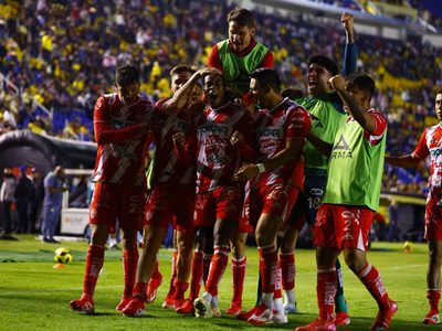 Necaxa corta el paso invicto del tricampeón América (Videos)