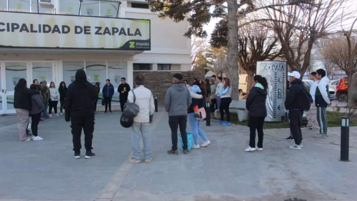 Protesta de vecinos frente al municipio de Zapala. Fuente: (Alerta Digital)