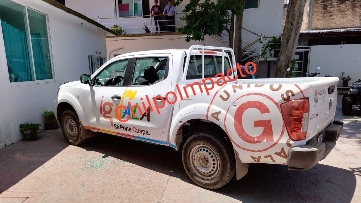 Camioneta de la Secretaría de Obras Publicas de Iguala baleada el 13 de junio de 2023