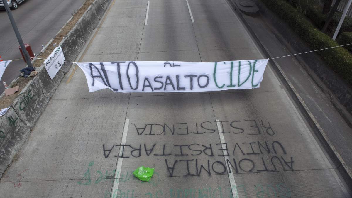 Estudiantes del CIDE bloquearon la carretera México-Toluca