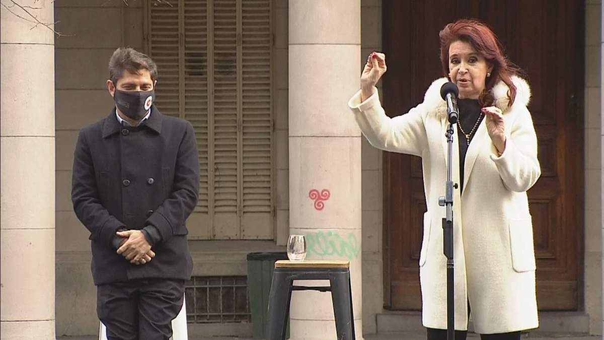 La vicepresidenta de la nación, Cristina Fernández de Kirchner junto al gobernador de la provincia de Buenos Aires, Axel Kicillof. Fuente: (Twitter)