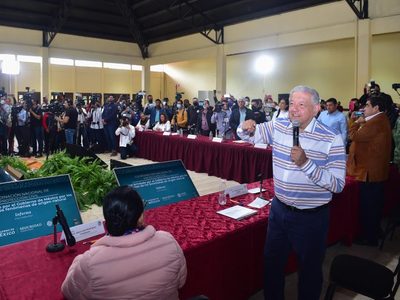 Damnificados de "Grace" irrumpen reunión de AMLO: "¿Me van a dejar hablar?" (Video)