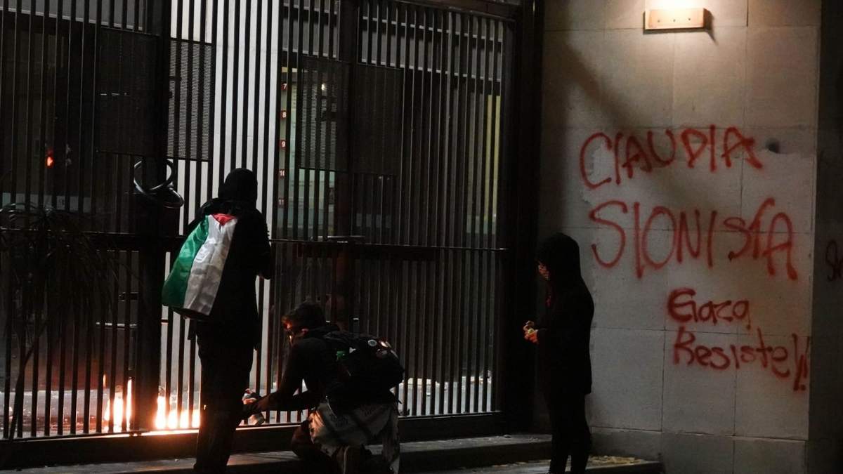 Encapuchados en el edificio de la Secretaría de Relaciones Exteriores