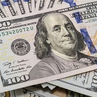 Dólar por las nubes: el blue dio otro salto y cerró este viernes a $340