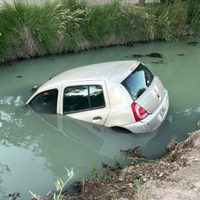Un auto circulaba a alta velocidad y cayó en el canal Bejarano