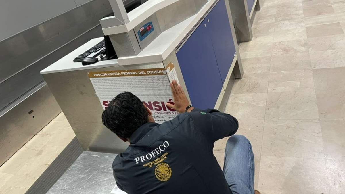 Funcionarios de la Profeco colocan sellos de clausura en módulos de Viva Aerobús y Volaris