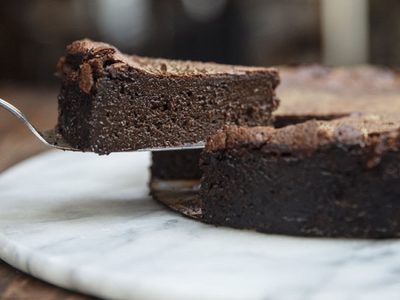 Torta húmeda de chocolate: una receta fácil y con pocos ingredientes que vas amar para la hora de los mates
