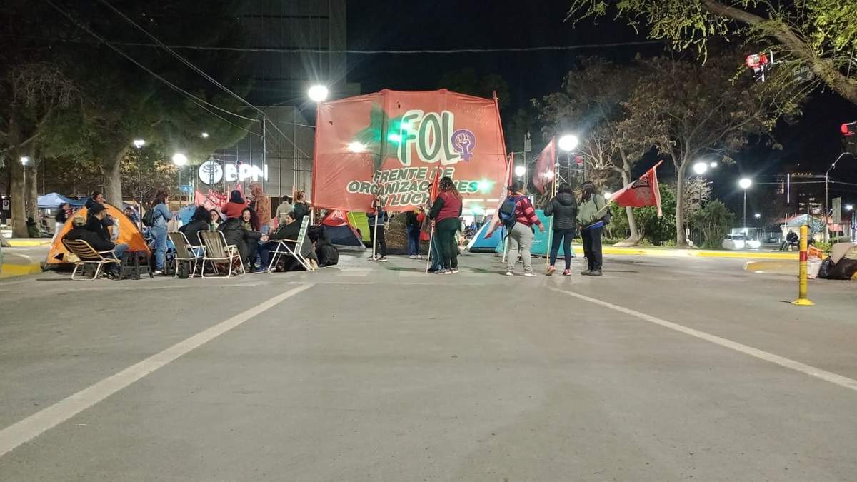 Acampe en el centro neuquino. Fuente: (FOL).