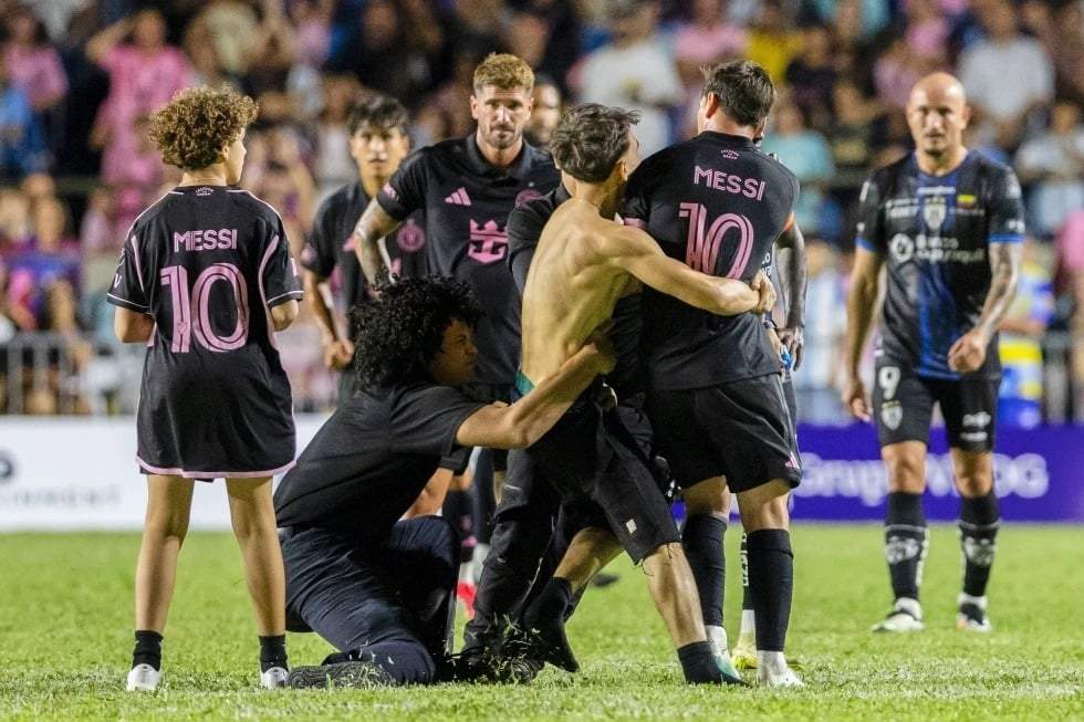 Fanático invade cancha en Puerto Rico y derriban a Messi en amistoso del Inter Miami