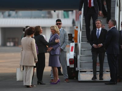 Gutiérrez Müller recibe a la primera dama Jill Biden en el AICM
