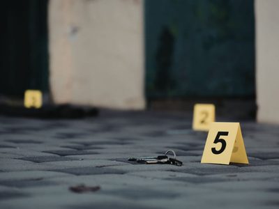 Hombre sin brazos ni piernas es acusado de homicidio con arma de fuego dentro de un vehículo