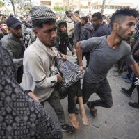 Mueren dos palestinos en ataque aéreo israelí sobre campamento en hospital de Gaza