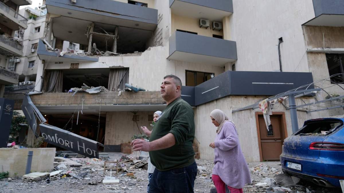 La gente pasa frente a un hotel dañado por un ataque aéreo israelí en Hazmieh, al este de Beirut, Líbano, el miércoles 4 de marzo de 2026