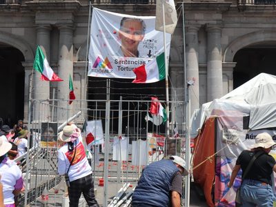 Agarran a jitomatazos imagen de Del Mazo; exigen que se revisen expedientes de presos (Videos)