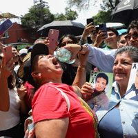 “Cada 20 de abril”: fans cantan y beben en honor a José José en Clavería (Video)