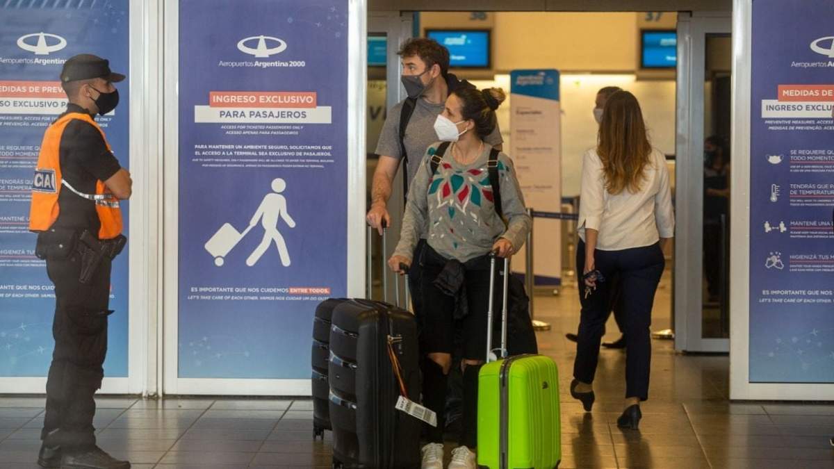 Los nuevos requisitos eximen a los argentinos con esquema de vacunación completo de la realización del PCR. Fuente: (Twitter)