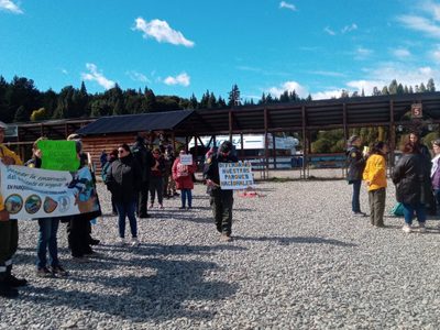 Turistas de Bariloche apoyaron a los trabajadores despedidos del Parque Nacional Nahuel Huapi